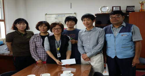 후원금 전달 후 찍은 기념사진